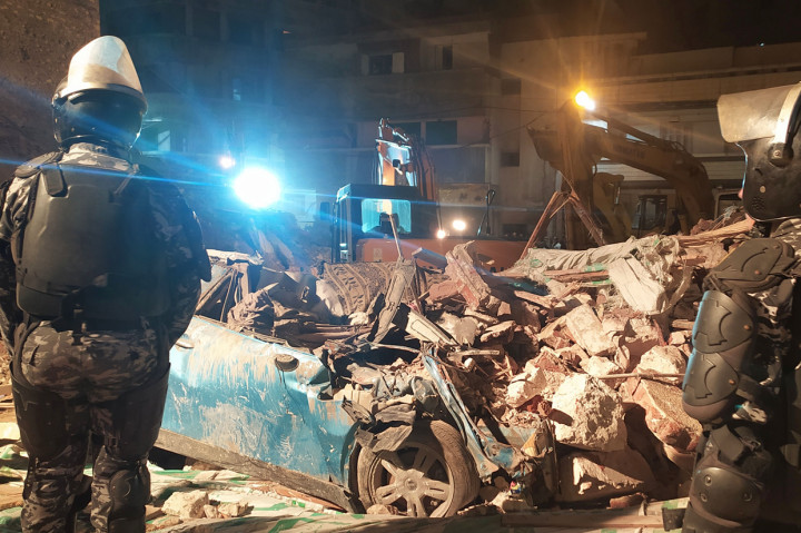 Pencarian terhadap korban masih dilakukan, dengan mobil ambulans yang telah bersiaga di lokasi kejadian. 