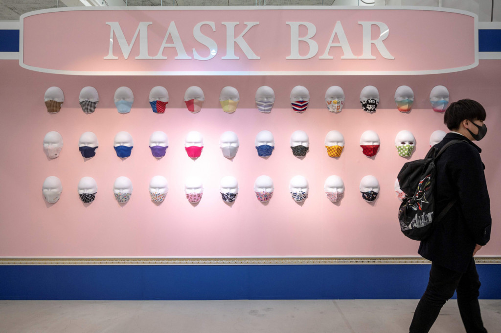 Di tengah pandemi Covid-19, Tokyo menghadirkan sebuah toko 'pop up' untuk memikat pembeli Natal dengan menawarkan 250 jenis masker.