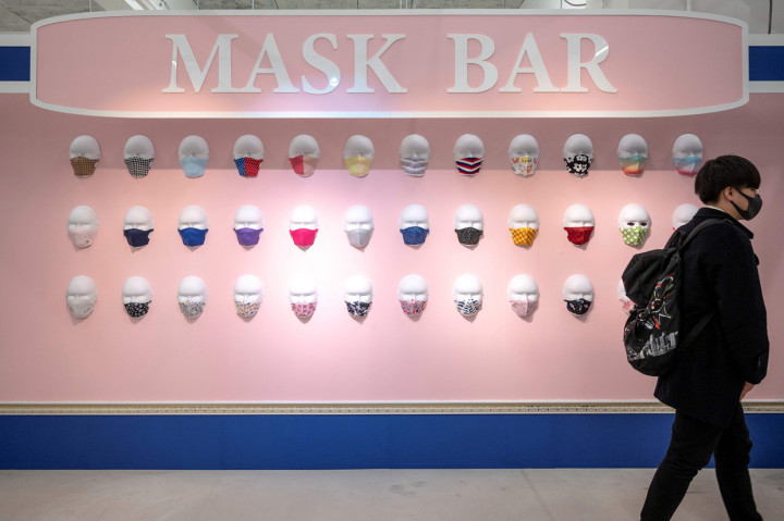 Di tengah pandemi Covid-19, Tokyo menghadirkan sebuah toko 'pop up' untuk memikat pembeli Natal dengan menawarkan 250 jenis masker.