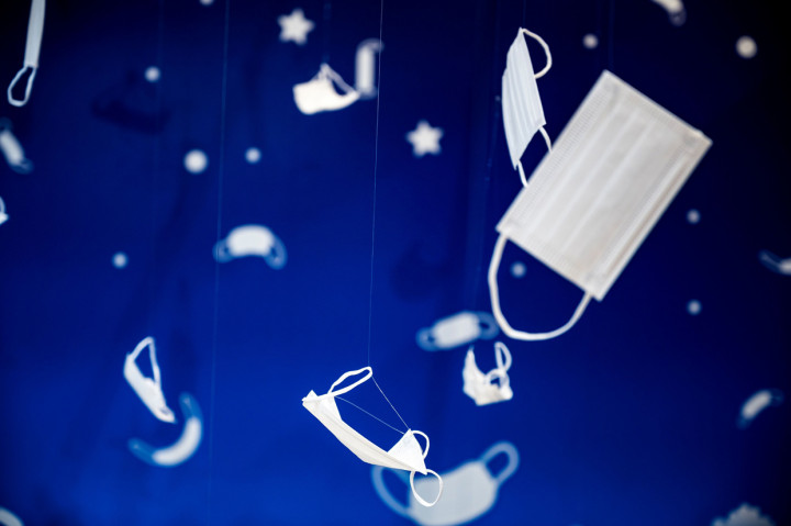 Dilansir Reuters, warga di Jepang sebelum pandemi juga sudah terbiasa memakai masker, terutamadi tengah musim flu saat musim dingin juga pada musim semi ketika serbuk sari cedar dan cemara memicu alergi.