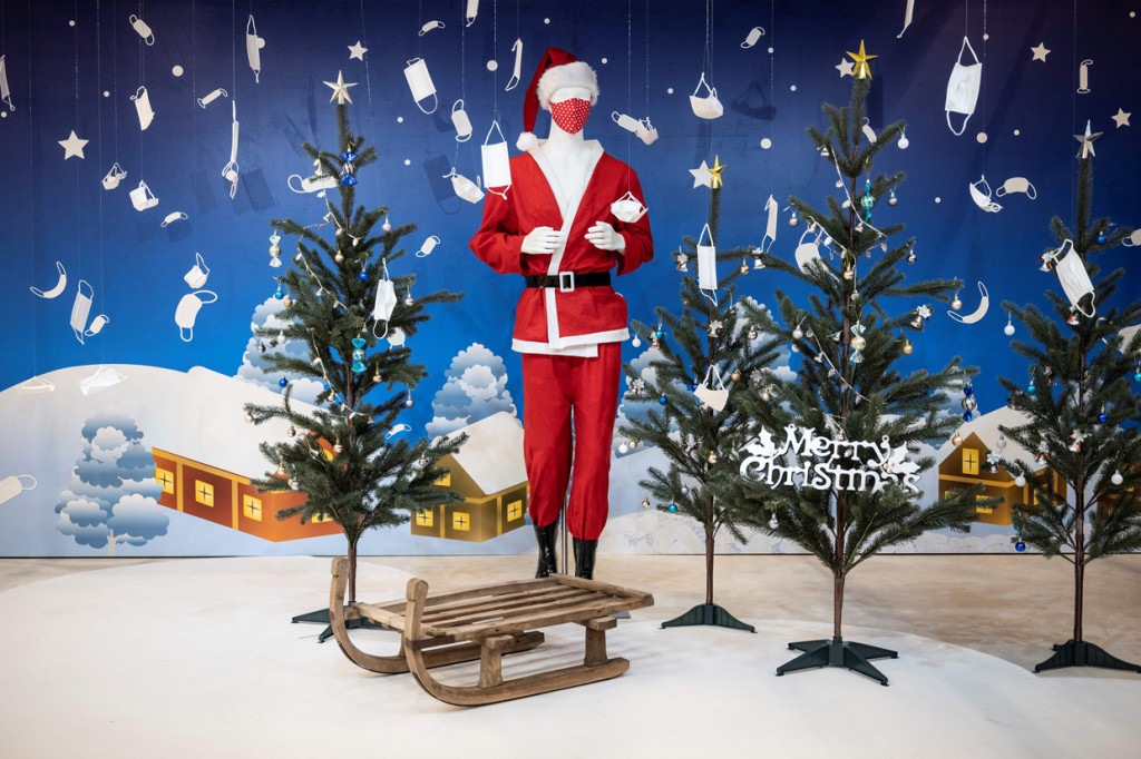 Meski tidak ada undang-undang yang mengamanatkan warga memakai masker, melihat seseorang tanpa masker di Tokyo rasanya tidak biasa, bahkan di luar rumah.