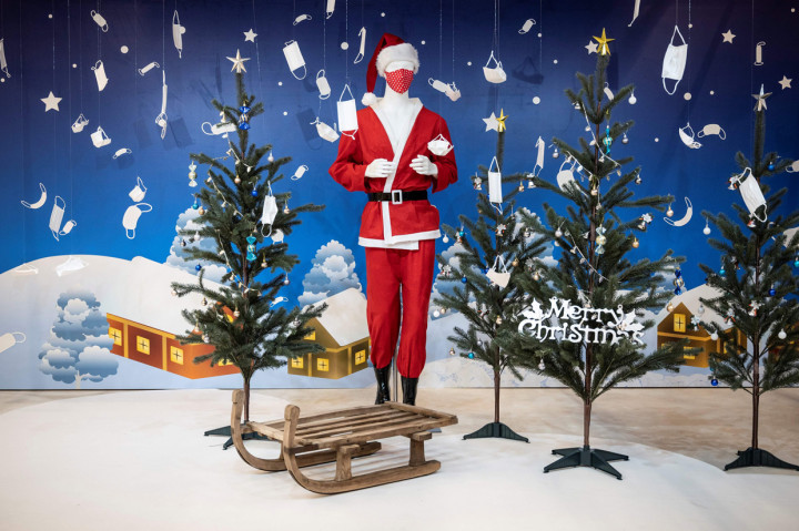 Meski tidak ada undang-undang yang mengamanatkan warga memakai masker, melihat seseorang tanpa masker di Tokyo rasanya tidak biasa, bahkan di luar rumah.