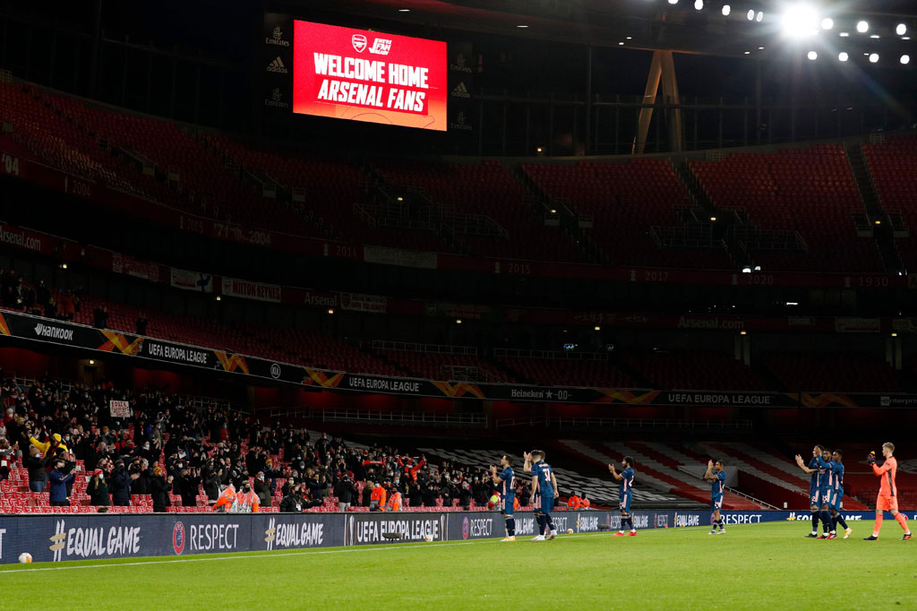 Untuk pertama kalinya dalam 270 hari, para penggemar kembali berada di Stadion Emirates. Sekitar 2.000 pendukung tuan rumah berada di antara dua tribun dan dalam semangat tinggi meskipun penampilan buruk The Gunners akhir-akhir ini di Liga Premier Inggris.