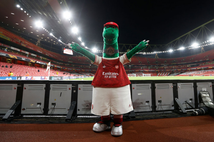Maskot klub Gunnersaurus juga kembali setelah kontroversi yang membuat karyawan klub, Jerry Quy, yang memainkan peran tersebut sejak 1993, mengundurkan diri di tengah langkah-langkah pemotongan biaya sebelum gelandang Arsenal Mesut Ozil turun tangan untuk menutupi gajinya.