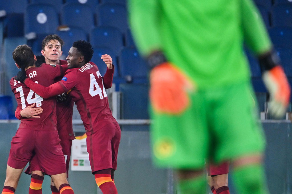 Riccardo Calafiori membawa Roma berbalik memimpin melalui golnya pada menit ke-59, memanfaatkan kegagalan para pemain Young Boys menyapu tendangan bebas Carles Perez. Itu merupakan gol perdana pemain 18 tahun tersebut bagi Roma.