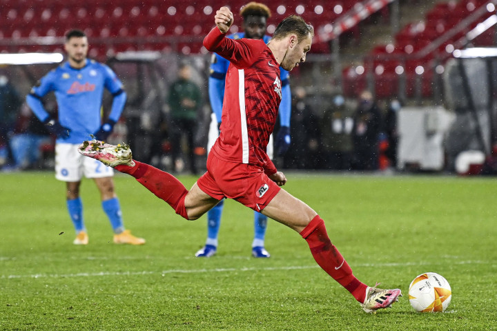 AZ sebenarnya memiliki peluang emas untuk berbalik unggul melalui sepakan penalti. Sayang tendangan Teun Koopmeiners masih bisa ditepis Ospina. Skor 1-1 bertahan hingga laga usai.