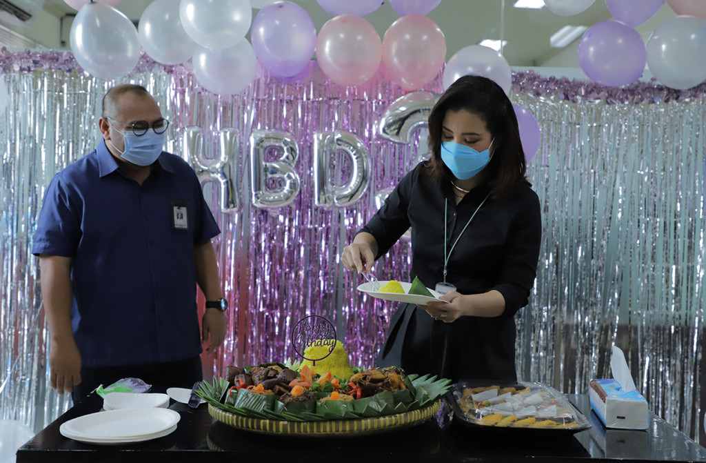CEO Medcom.id Kania Sutisnawinata didampingi CEO Media Group M. Mirdal Akib melakukan pemotongan tumpeng saat acara syukuran HUT ke-3 Medcom.id.
