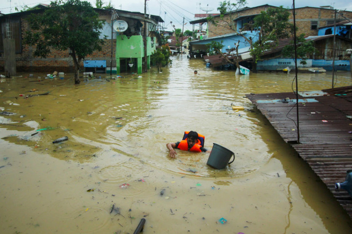 Potret Proses Evakuasi Korban Banjir Deliserdang