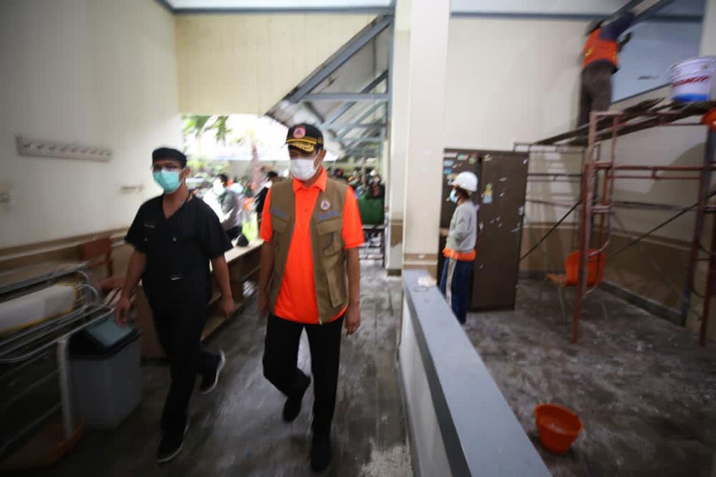 Doni yang juga menjabat sebagai Ketua Satuan Tugas (Satgas) Penanganan Covid-19 melihat proses pengerjaan tiap-tiap ruangan serta fasilitas yang sedang dipersiapkan sudah berada dalam kondisi yang baik.