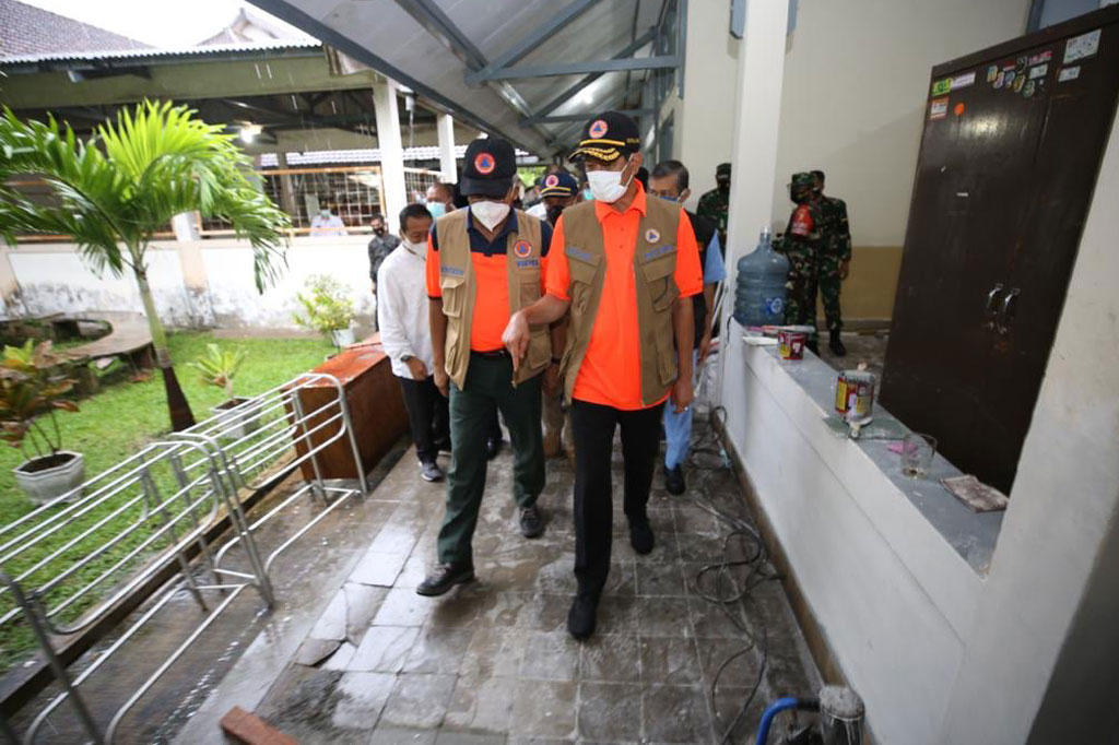 Kepala Badan Nasional Penanggulangan Bencana (BNPB) Doni Monardo meninjau persiapan Politeknik Kesehatan Malang (Poltekes) di Kota Malang, Jawa Timur, yang akan dijadikan rumah sakit lapangan penanganan pasien covid-19.