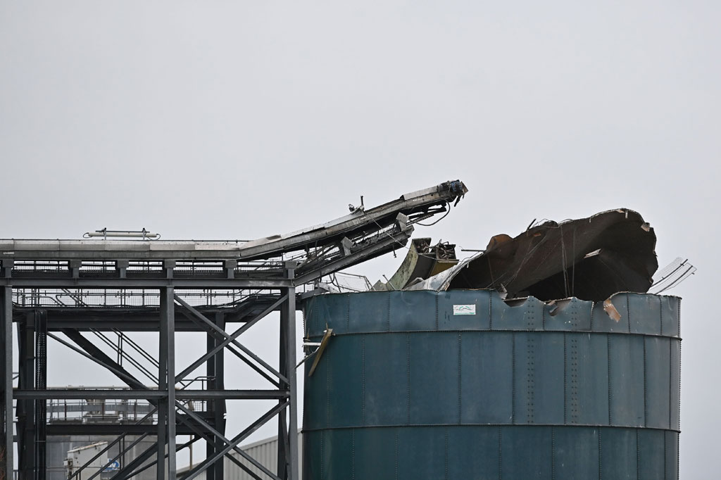 Silo yang rusak di bagian penutupnya akibat ledakan di pabrik pengolahan air limbah di Avonmouth, dekat Bristol, Inggris barat daya, Kamis, 3 Desember 2020 waktu setempat.