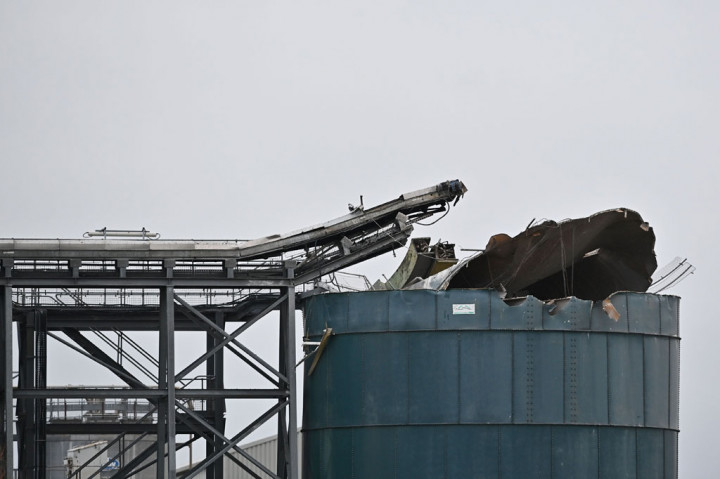 Silo yang rusak di bagian penutupnya akibat ledakan di pabrik pengolahan air limbah di Avonmouth, dekat Bristol, Inggris barat daya, Kamis, 3 Desember 2020 waktu setempat.