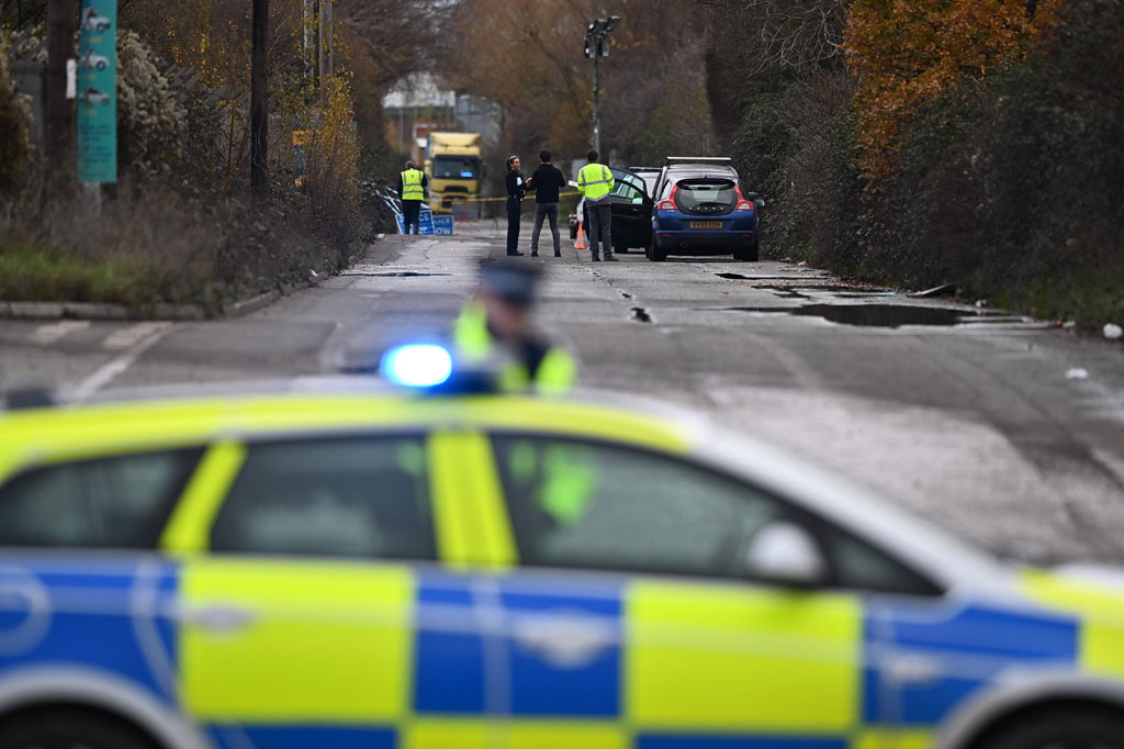 Polisi mengatakan tiga korban tewas adalah karyawan Wessex Water, sedangkan korban keempat adalah kontraktor. Orang kelima terluka dalam ledakan di pabrik di Avonmouth tersebut, tetapi lukanya tidak mengancam jiwa.