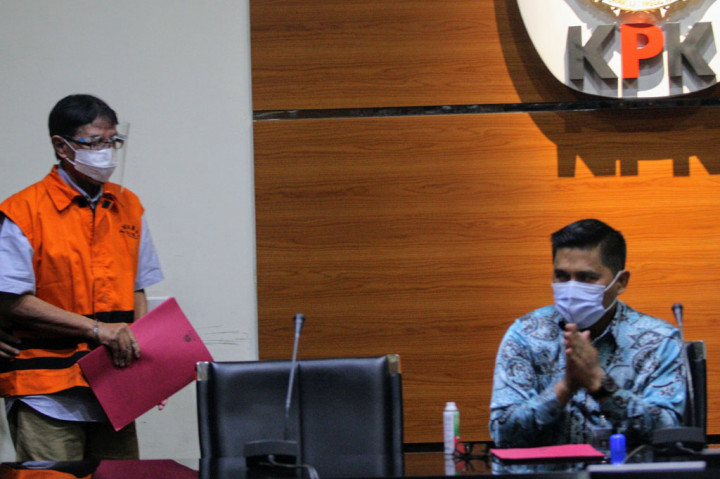 KPK menahan tersangka Hadinoto Soedigno untuk kepentingan penyidikan perkara dugaan suap pengadaan pesawat dan mesin pesawat dari Airbus S.A.S dan Rolls-Royce P.L.C pada Garuda Indonesia serta tindak pidana pencucian uang. 