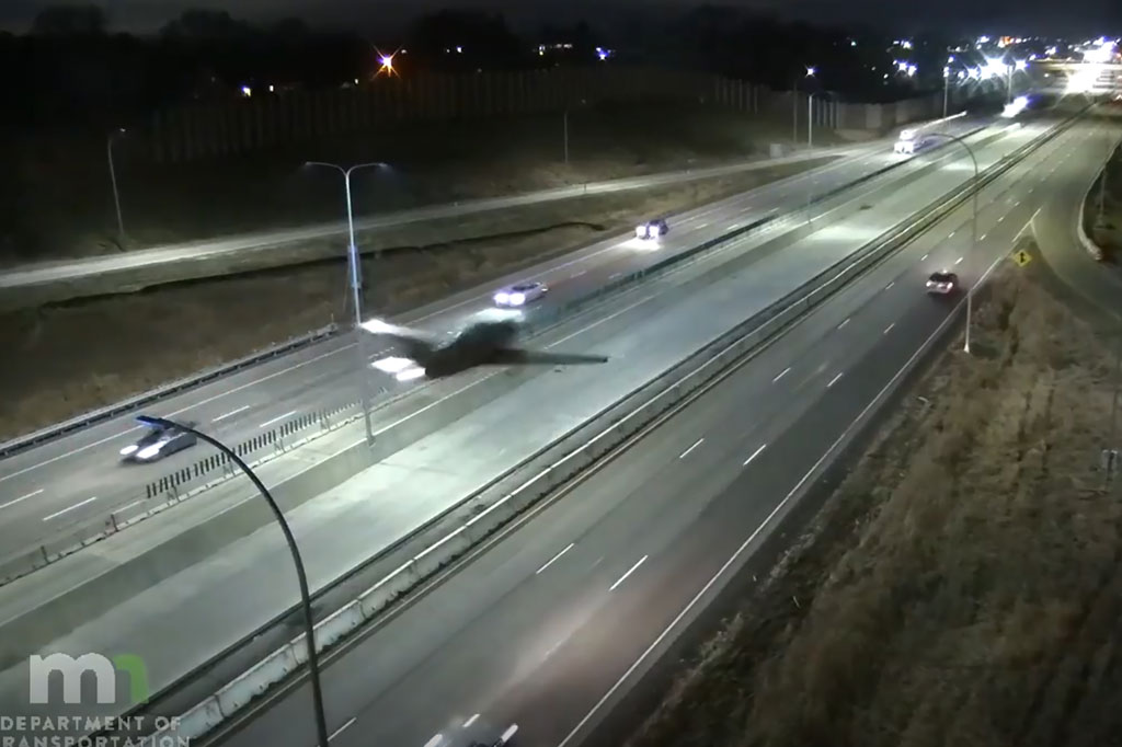  Sebuah pesawat ringan melakukan pendaratan darurat yang dramatis di jalan antar negara bagian Minnesota, AS, pada Rabu, 2 Desember 2020 malam. Peristiwa terjadi saat beberapa mobil juga melaju di jalan raya tersebut.