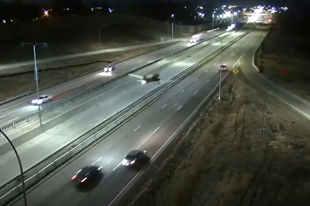 Rekaman video yang diposting di Twitter oleh Departemen Transportasi Minnesota menunjukkan pilot mendarat saat melakukan perjalanan dengan kecepatan yang sama dengan beberapa mobil di depan dan di belakangnya.