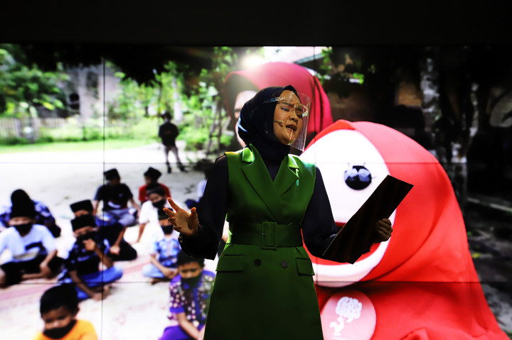 Medcom.id mempersembahkan sebuah puisi untuk para guru karya Shabrina Dwi Arsa dengan judul 'Secarik Puisi untuk Bapak dan Ibu Guru', yang dibacakan oleh Kurnia Beti.