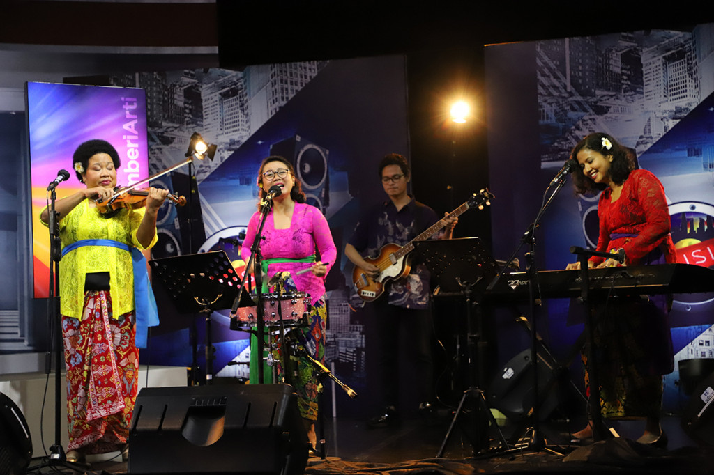 Selain itu, tampil juga Nonaria, grup musik jazz yang dikenal menyimpan pesan-pesan dan unsur kehidupan yang dikemas ala drama musikal.