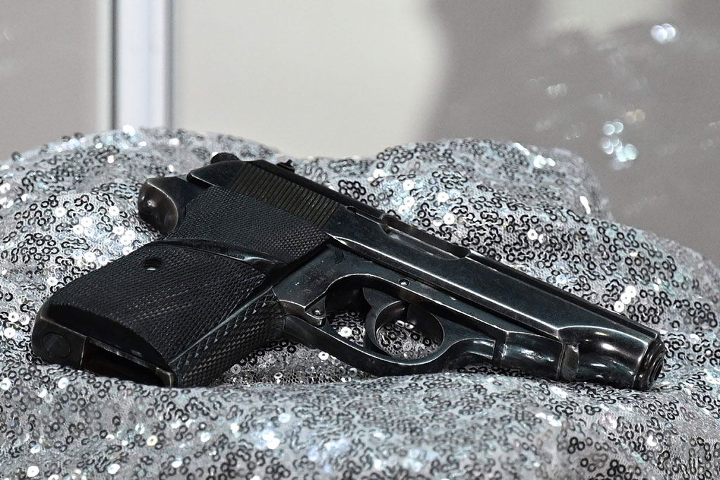 Pistol yang digunakan oleh mendiang aktor Sean Connery dalam film 'James Bond' pertama terjual seharga USD256 ribu (setara Rp3,6 miliar) pada lelang di Beverly Hills pada Kamis, 3 Desember 2020 waktu setempat.