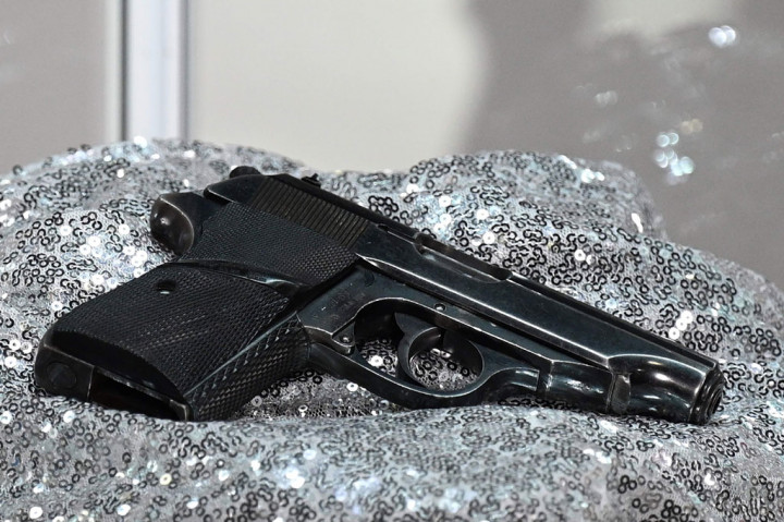 Pistol yang digunakan oleh mendiang aktor Sean Connery dalam film 'James Bond' pertama terjual seharga USD256 ribu (setara Rp3,6 miliar) pada lelang di Beverly Hills pada Kamis, 3 Desember 2020 waktu setempat.