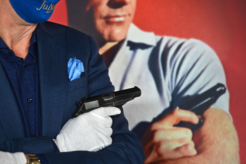 Julien mengatakan bahwa pemenang lelang, yang meminta untuk tidak disebutkan namanya, adalah orang Amerika yang telah menonton setiap film James Bond dengan anak-anaknya. 