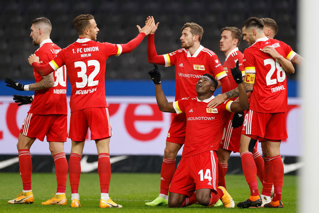 Taiwo Awoniyi melakukan selebrasi bersama rekan-rekan setimnya usai menjebol gawang tuan rumah.