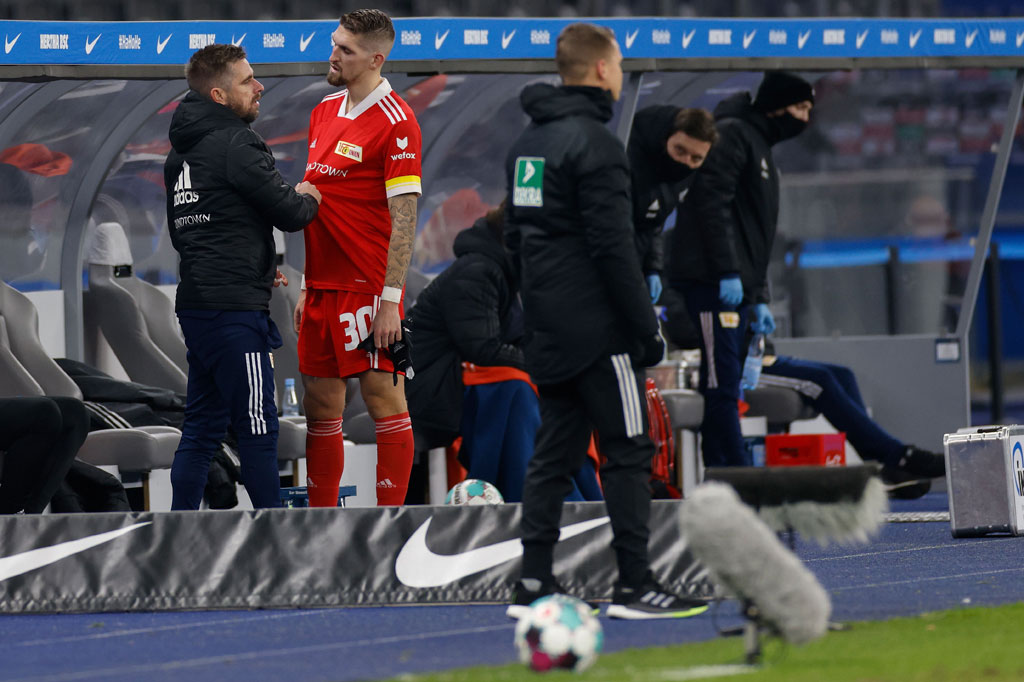 Namun tiga menit berselang Union harus bermain dengan sepuluh orang setelah Robert Andrich diusir wasit akibat pelanggarannya terhadap Lucas Tousart.