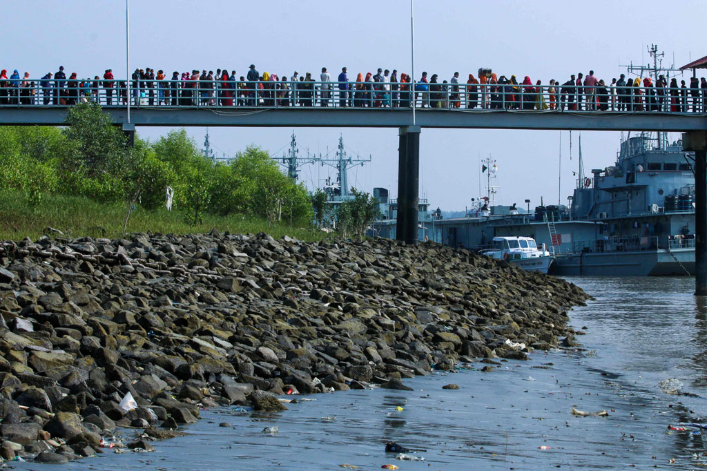 Pengungsi Rohingya menunggu dalam antrean untuk naik kapal Angkatan Laut Bangladesh untuk diangkut ke pulau Bhashan Char, di Chittagong pada Kamis, 4 Desember 2020.