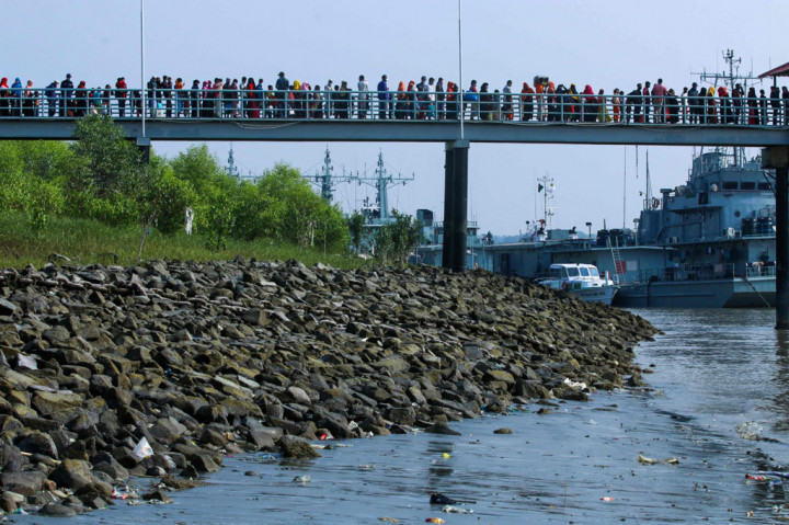 Pengungsi Rohingya menunggu dalam antrean untuk naik kapal Angkatan Laut Bangladesh untuk diangkut ke pulau Bhashan Char, di Chittagong pada Kamis, 4 Desember 2020.