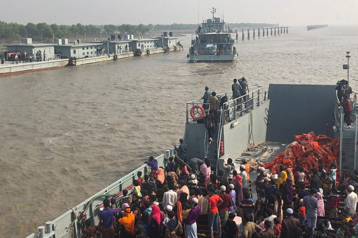 Otoritas Bangladesh menyebut bahwa mereka hanya memindahkan para pengungsi yang bersedia pergi dan pemindahan tersebut untuk mengurai masalah kelebihan kapasitas di kamp yang dihuni oleh lebih dari satu juta Rohingya.