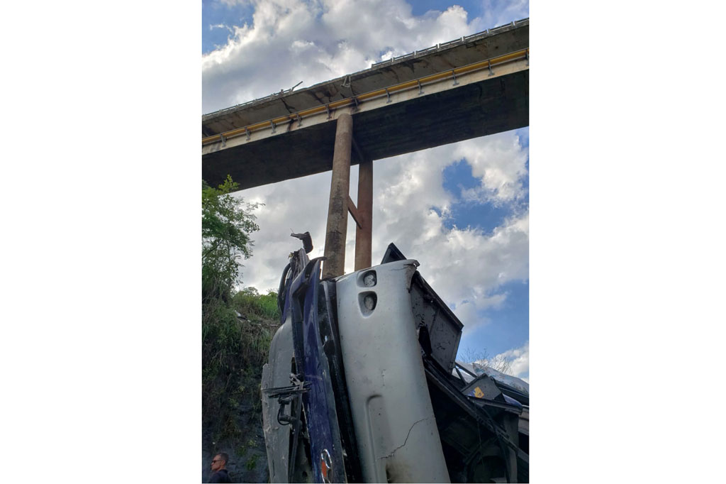 Seorang petugas pemadam kebakaran memeriksa bus yang jatuh dari jembatan dan menewaskan sedikitnya 16 orang di negara bagian Minas Gerais, Brasil, pada Jumat, 4 Desember 2020.