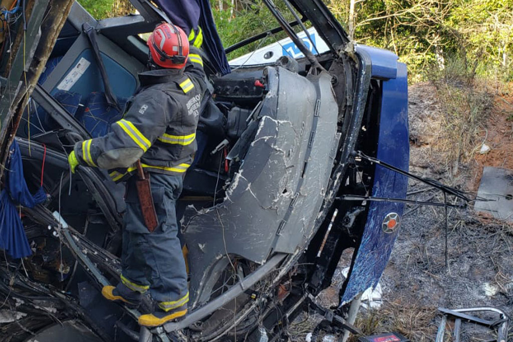 Foto yang dirilis oleh petugas pemadam kebakaran menunjukkan reruntuhan bus yang hancur di bawah jembatan.