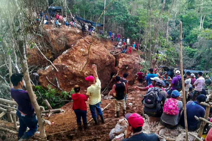 Foto yang dirilis oleh Fundacion del Rio menunjukkan warga berkerumun di lokasi longsor di tambang 'La Esperanza' di departemen Rio San Juan, Nikaragua, pada Jumat, 4 Desember 2020 waktu setempat.