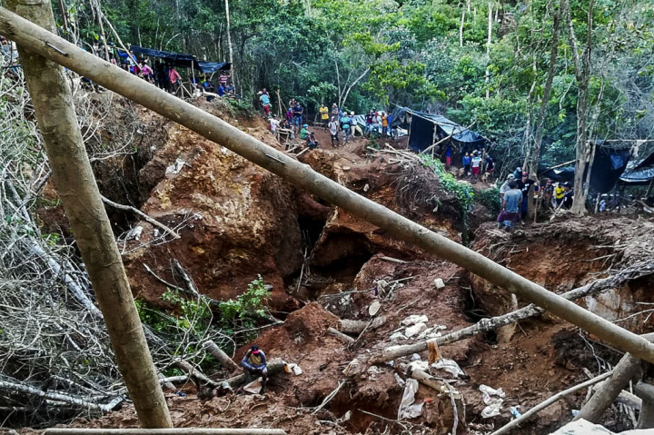 Sementara itu surat kabar independen La Prensa mengutip para saksi yang mengatakan sedikitnya 15 orang terjebak di tambang.