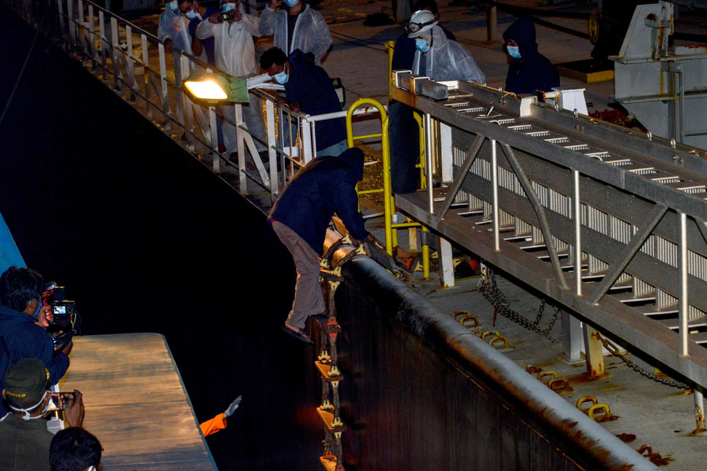 Tim Badan SAR Nasional (Basarnas) Aceh mengevakuasi empat nelayan Sumatera Utara (Sumut) yang diselamatkan kapal kargo, setelah kapal motor mereka tenggelam di Selat Malaka. Keempat nelayan sempat terombang-ambing di tengah laut selama sekitar 12 jam.