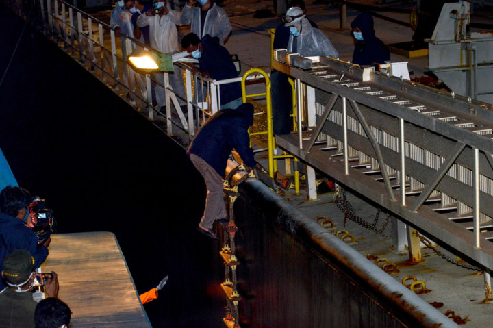 Tim Badan SAR Nasional (Basarnas) Aceh mengevakuasi empat nelayan Sumatera Utara (Sumut) yang diselamatkan kapal kargo, setelah kapal motor mereka tenggelam di Selat Malaka. Keempat nelayan sempat terombang-ambing di tengah laut selama sekitar 12 jam.