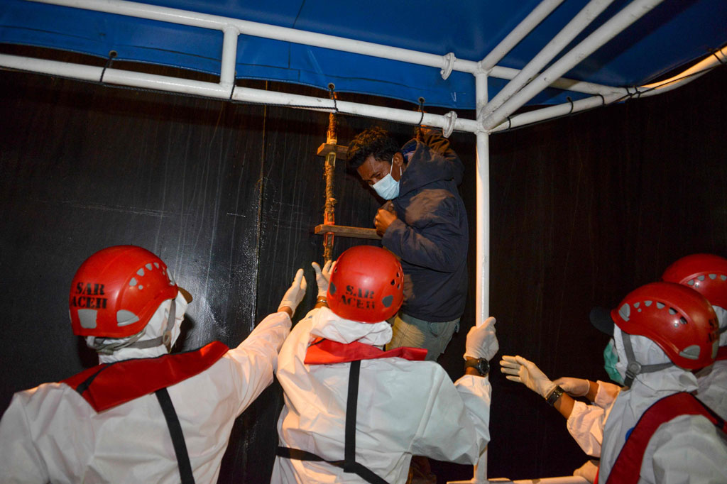 Kepala Basarnas Aceh Budiono di Banda Aceh mengatakan, keempat nelayan tersebut dievakuasi dari kapal MV Arsinoe berbendera Siprus yang sedang berlayar ke India. 