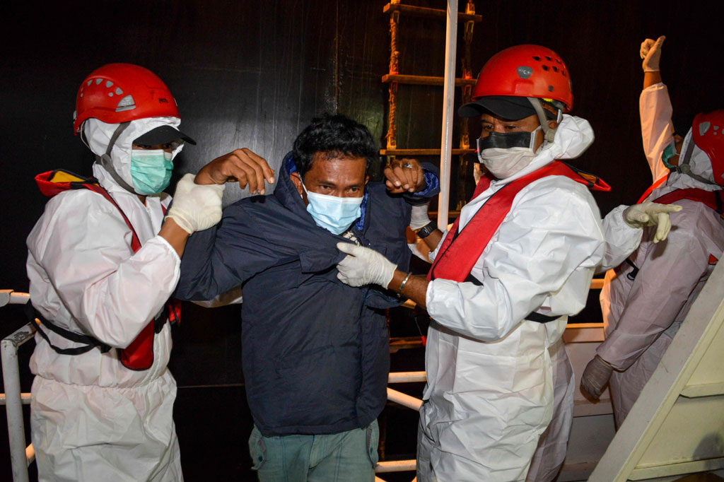Sebelumnya, empat nelayan tersebut terlihat terapung-apung di dekat jalur MV Arsinoe di Selat Malaka, sekitar 50 mil laut dari arah Timur Tanjung Genting, Malaysia. Mereka sempat melambaikan tangan sekitar 200 meter dari kapal kargo tersebut.