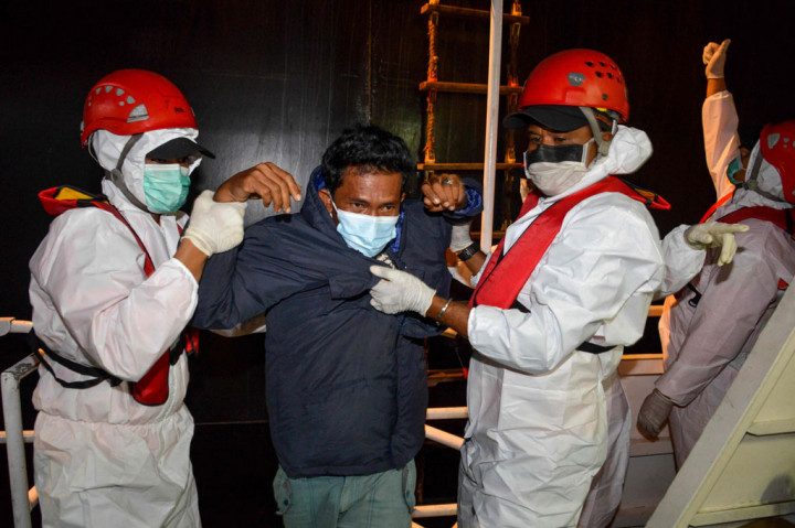 Sebelumnya, empat nelayan tersebut terlihat terapung-apung di dekat jalur MV Arsinoe di Selat Malaka, sekitar 50 mil laut dari arah Timur Tanjung Genting, Malaysia. Mereka sempat melambaikan tangan sekitar 200 meter dari kapal kargo tersebut.