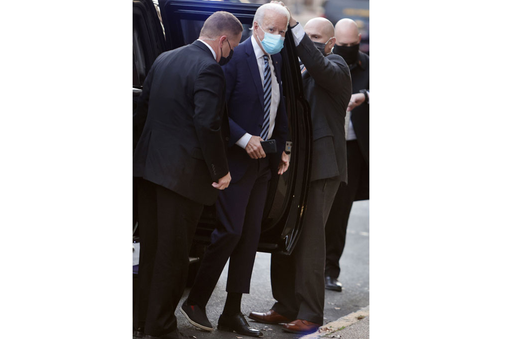 Sepintas tidak ada yang aneh saat melihat Joe Biden turun dari mobil menuju teater Queen, Wilmington, Delware, untuk wawancara dengan CNN, Kamis, 3 Desember 2020 waktu setempat.