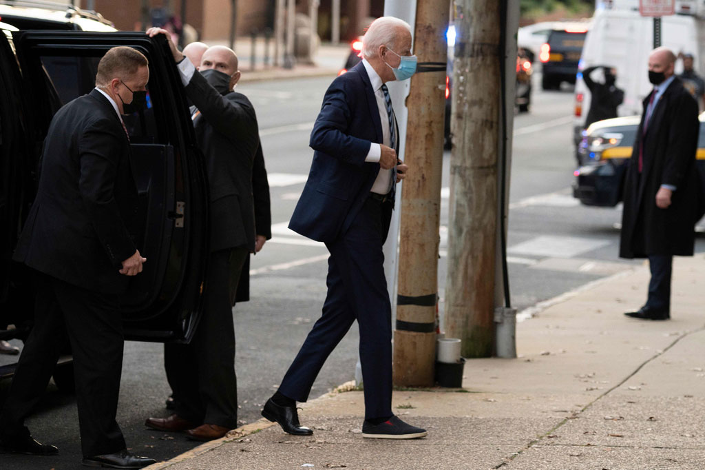 Calon Presiden ke-46 AS tersebut mengenakan jas berwarna biru, kemeja putih, dasi strip biru, dan celana panjang berwarna senada. Namun setelah melihat ke bawah, baru terlihat ada sesuatu yang janggal. Ya, Biden mengenakan sepatu yang berbeda sebelah.