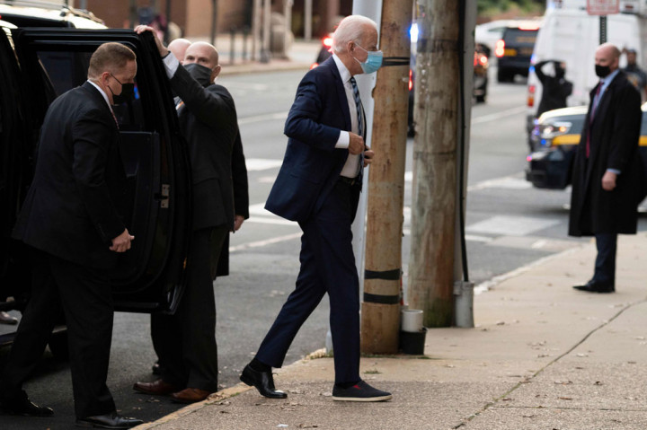 Calon Presiden ke-46 AS tersebut mengenakan jas berwarna biru, kemeja putih, dasi strip biru, dan celana panjang berwarna senada. Namun setelah melihat ke bawah, baru terlihat ada sesuatu yang janggal. Ya, Biden mengenakan sepatu yang berbeda sebelah.