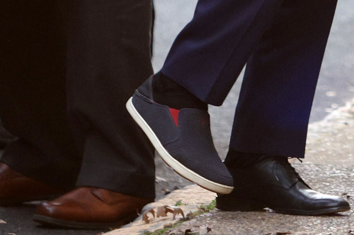 Penggunaan sepatu yang berbeda sebelah tersebut sempat menjadi sorotan media massa dan media sosial. Namun ternyata Biden mengenakan berbeda dengan alasan kesehatan setelah kaki kanannya terkilir.