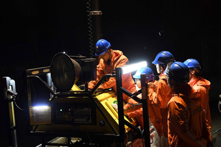 Tim penyelamat memeriksa generator darurat di tambang batu bara Diaoshuidong yang mengalami kebocoran gas monoksida di barat daya Chongqing, Tiongkok pada 5 Desember 2020.