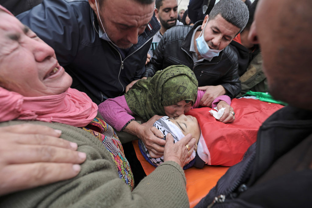 Kerabat berkabung selama pemakaman remaja Palestina Ali Abu Alia di Desa Mughayir dekat Ramallah di Tepi Barat yang diduduki Israel, pada Sabtu, 5 Desember 2020.