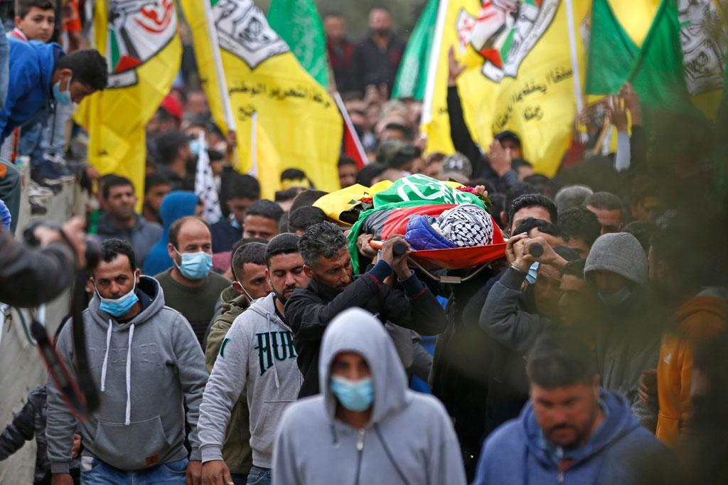 Kemenkes Palestina menambahkan, pemuda itu dipukul selama demonstrasi di Desa Mughayir dan diangkut dalam kondisi kritis ke rumah sakit di Ramallah, di mana dia meninggal.