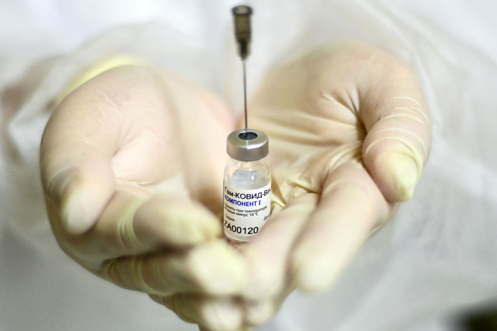Otoritas Rusia menyalurkan vaksin  anti covid-19, Sputnik V, ke 70 klinik dan memulai vaksinasi massal untuk warga setempat.