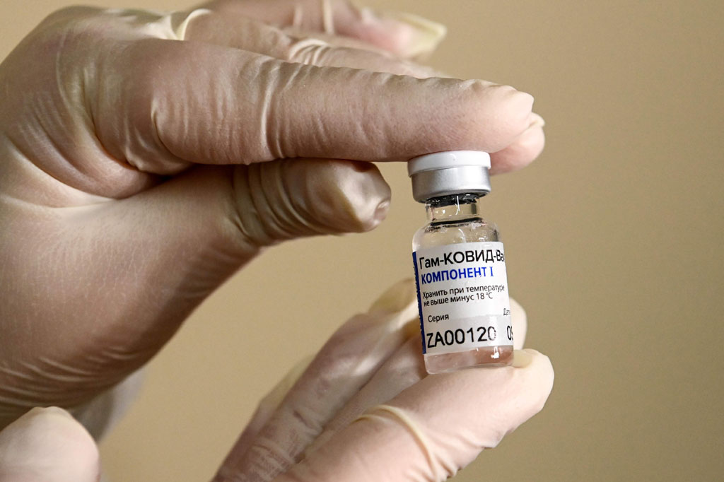 Seorang perawat menunjukkan vaksin Sputnik V (Gam-COVID-Vac) untuk melawan penyakit virus korona (covid-19) di sebuah klinik di Moskow, Rusia pada Sabtu, 5 Desember 2020.