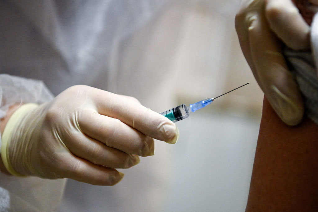 Usia yang diperkenankan menerima vaksin dibatasi maksimal 60 tahun. Warga yang memiliki masalah kesehatan, ibu hamil, dan mereka yang memiliki penyakit pernapasan dalam dua minggu terakhir tidak diperbolehkan ikut vaksinasi.