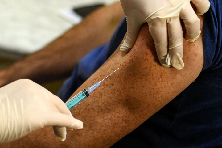 Vaksin Sputnik V diberikan sebanyak dua kali dan suntikan kedua diberikan pada 21 hari setelah vaksinasi pertama.